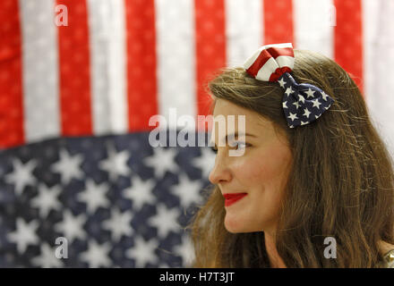 Kiew, Ukraine. 8. November 2016. Eine Frau mit einer US-Flagge Schleife auf dem Kopf, im Amerika Haus in Kiew, Ukraine, am 8. November 2016. Amerikanisches Haus in Kiew eingeladen Ukrainer, Abdeckung der US Wahltag zu sehen. Der US-Präsidentschaftswahl startete am Dienstag. Credit: Serg Glovny/ZUMA Draht/Alamy Live-Nachrichten Stockfoto