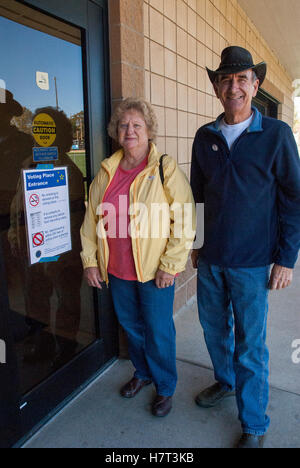 Topeka, Kansas, USA. 8. November 2016. Auburn, USA 8. November 2016. Anwohner Judy und Doug McHatton mit ihrer "Ich Voted" Aufkleber außerhalb der Wahlposition in Auburn, Kansas, Auburn, Kansas, USA, 8. November 2016 Auburn, Kansas, USA, 8. November 2016 Credit: mark Reinstein/Alamy Live-Nachrichten Stockfoto