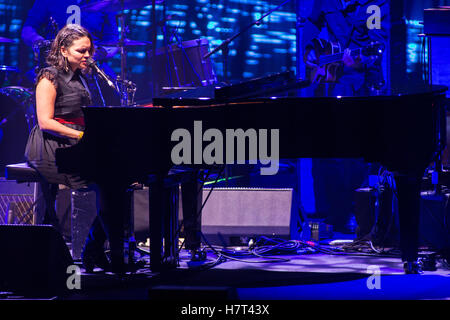 Mailand, Italien. 8. November 2016. Die US-amerikanische Sängerin und Schauspielerin NORAH JONES führt live auf der Bühne am Teatro Degli Arcimboldi, ihr neues Album "Tag Breaks" präsentieren Credit: Rodolfo weitertransferiert/Alamy Live News Stockfoto