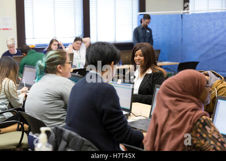 Seattle, Vereinigte Staaten von Amerika. 8. November 2016. Seattle, Washington: King County Wahlen Arbeiter Grüße Wähler am Accessible Voting Center an der Union Station. Bildnachweis: Paul Gordon/Alamy Live-Nachrichten Stockfoto