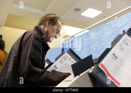 Seattle, Vereinigte Staaten von Amerika. 8. November 2016. Seattle, Washington: Ein Wähler wirft seinen Stimmzettel im Accessible Voting Center an der Union Station. Bildnachweis: Paul Gordon/Alamy Live-Nachrichten Stockfoto