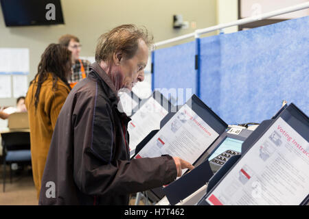 Seattle, Vereinigte Staaten von Amerika. 8. November 2016. Seattle, Washington: Ein Wähler wirft seinen Stimmzettel im Accessible Voting Center an der Union Station. Bildnachweis: Paul Gordon/Alamy Live-Nachrichten Stockfoto