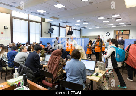 Seattle, Vereinigte Staaten von Amerika. 8. November 2016. Seattle, Washington: King County Wahlen Arbeiter Grüße Wähler am Accessible Voting Center an der Union Station. Bildnachweis: Paul Gordon/Alamy Live-Nachrichten Stockfoto