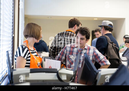 Seattle, Vereinigte Staaten von Amerika. 8. November 2016. Seattle, Washington: King County Wahlen Arbeiter Ashley erklärt den Abstimmungsprozess Alex am Accessible Voting Center an der Union Station. Bildnachweis: Paul Gordon/Alamy Live-Nachrichten Stockfoto