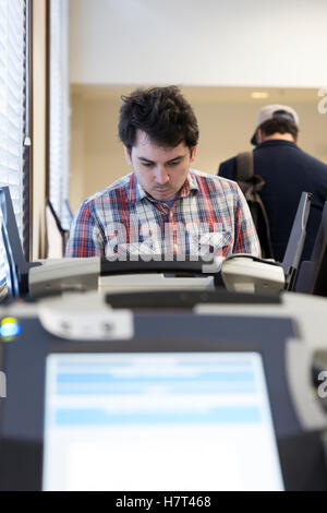 Seattle, Vereinigte Staaten von Amerika. 8. November 2016. Seattle, Washington: Alex warf seine Stimme im Voting Center erreichbar an der Union Station. Bildnachweis: Paul Gordon/Alamy Live-Nachrichten Stockfoto