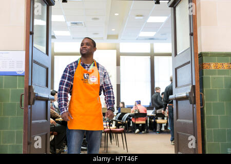 Seattle, Vereinigte Staaten von Amerika. 8. November 2016. Seattle, Washington: King County Wahlen Arbeiter Deandre grüßt Wähler am Accessible Voting Center an der Union Station. Bildnachweis: Paul Gordon/Alamy Live-Nachrichten Stockfoto