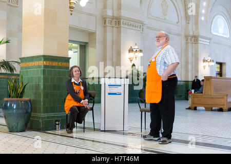 Seattle, Vereinigte Staaten von Amerika. 8. November 2016. Seattle, Washington: King County Wahlen Arbeiter auf einem Stimmzettel Drop box erreichbar-Voting-Center an der Union Station. Bildnachweis: Paul Gordon/Alamy Live-Nachrichten Stockfoto