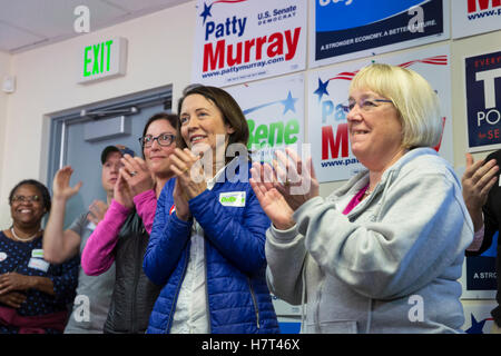 Seattle, Washington, USA. 7. November 2016. Seattle, Washington: Senator Patty Murray, Senator Maria Cantwell und Vertreter Suzan DelBene auf der Leinwand zu starten. Start mit Senator Murray, Gouverneur Inslee, Rep DelBene und Tina Podlodowski werben: Seattle raus die Abstimmung! Bildnachweis: Paul Gordon/Alamy Live-Nachrichten Stockfoto