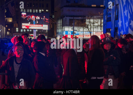 New York, USA 8. November 2016 wachsende Menschenmenge am Rockefeller Plaza Uhr Wahl Ergebnisse kommen auf Dienstag, Novmeber 8, 2016 Credit: © Michael Candelori/Alamy Live News Stockfoto