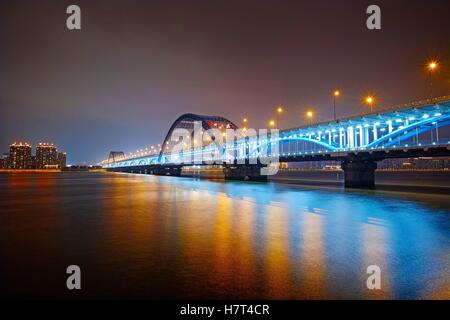 Hangzhou, Hangzhou, China. 7. November 2016. Hangzhou, CHINA-November 7 2016: (nur zur redaktionellen Verwendung. CHINA aus) Nacht Blick auf die Ufer des Qiantang-Fluss in Hangzhou, der ostchinesischen Provinz Zhejiang, 7. November 2016. Nachdem der Hangzhou-Marathon erfolgreich am 6. November 2016, entlang des Flusses Qiantang stattfand am Flussufer ein beliebter Ort für Läufer geworden. © SIPA Asien/ZUMA Draht/Alamy Live-Nachrichten Stockfoto