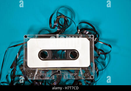 verworrenen Kassette auf Türkis lackiertem Holz Stockfoto