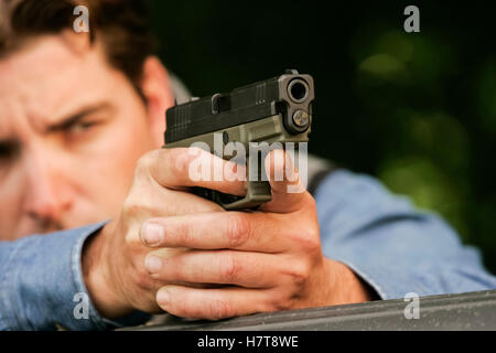 Menschen zeichnen Gewehr und Pistole auf Kamera zeigen Stockfoto