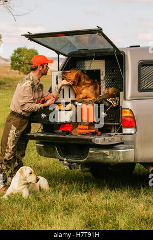 Hochland Vogel Jäger mit Hund auf Heckklappe Stockfoto