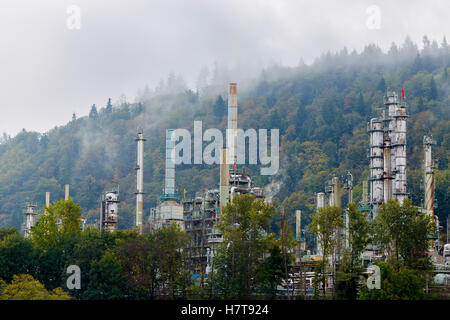 Eine Mineralölraffinerie in Vancouver im Burrard Inlet am Fuße des Burnaby Mountain erhält Rohöl und Gas aus Pipelines und verarbeitet die Roh... Stockfoto