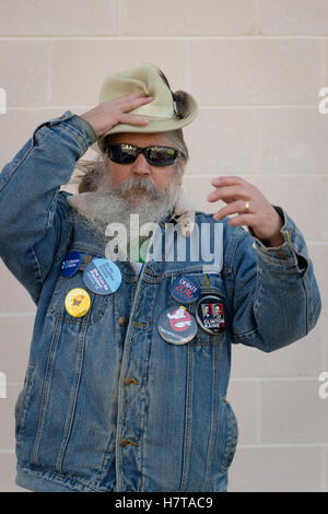 Merrick, New York, USA. 23. Oktober 2016. FRED S. CHANDLER, 66, N. Bellmore trägt Hillary Clinton politische Tasten bei Rallye Stockfoto