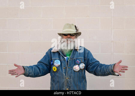 Merrick, New York, USA. 23. Oktober 2016. FRED S. CHANDLER, 66, N. Bellmore trägt Hillary Clinton politische Tasten bei Rallye Stockfoto