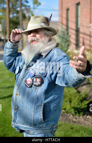 Merrick, New York, USA. 23. Oktober 2016. FRED S. CHANDLER, 66, N. Bellmore trägt Hillary Clinton politische Tasten bei Rallye Stockfoto