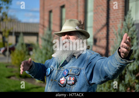 Merrick, New York, USA. 23. Oktober 2016. FRED S. CHANDLER, 66, N. Bellmore trägt Hillary Clinton politische Tasten bei Rallye Stockfoto