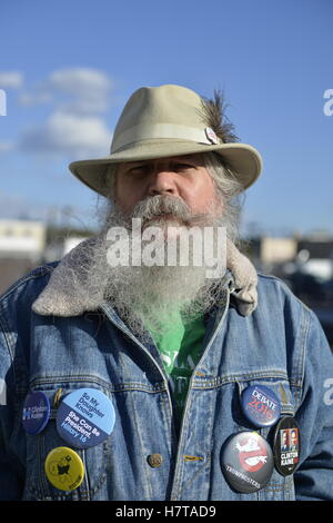 Merrick, New York, USA. 23. Oktober 2016. FRED S. CHANDLER, 66, N. Bellmore trägt Hillary Clinton politische Tasten bei Rallye Stockfoto