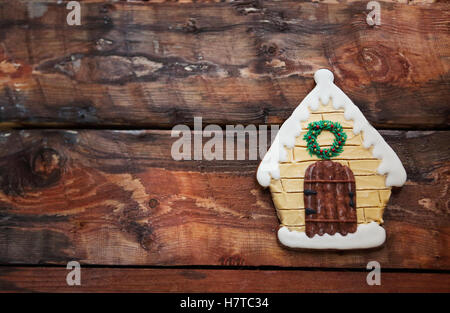 Weihnachten-Lebkuchen-Haus auf hölzernen Hintergrund. Stockfoto