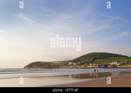 Menschen, die ein Spaziergang auf dem Sand im Croyde Bay in North Devon UK Stockfoto