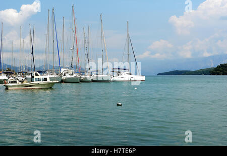 Nidri, Griechenland, 11. Mai 2013: Landschaft mit Bergen, grüne Insel und Yachten im Ionischen Meer, Griechenland. Stockfoto