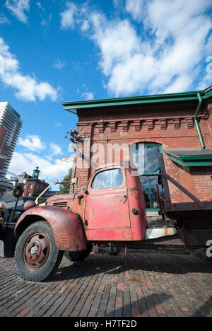 Eine Seitenansicht einer verrosteten alten Fargo LKW in Torontos historische Brennerei Touristenviertel abholen Stockfoto