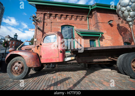 Eine Seitenansicht einer verrosteten alten Fargo LKW in Torontos historische Brennerei Touristenviertel abholen Stockfoto
