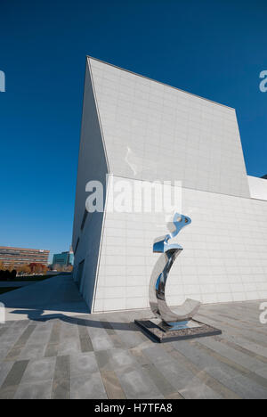 Die Edelstahl-Skulptur große Heech von gefeierten iranisch-kanadischer Künstler Parviz Tanavoli im Toronto Aga Khan Museum Stockfoto