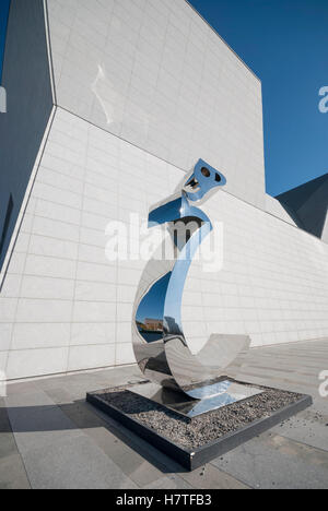 Die Edelstahl-Skulptur große Heech von gefeierten iranisch-kanadischer Künstler Parviz Tanavoli im Toronto Aga Khan Museum Stockfoto