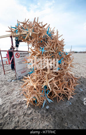 Eine Rettungsschwimmer-Plattform wird verwendet, um eine interaktive Skulptur mit dem Titel "Fließen" für einen Kunstwettbewerb Toronto Strand Winter zu schaffen. Stockfoto