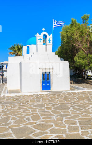 Weiße Kirche in Parikia Stadt auf der Insel Paros, Griechenland Stockfoto