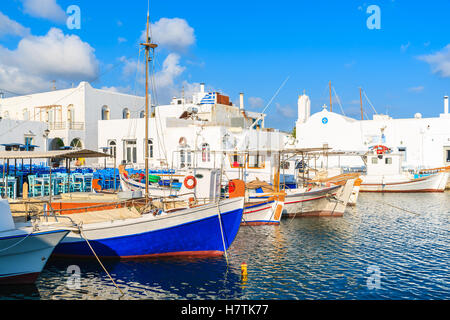 Typische griechische Angelboote/Fischerboote im Hafen von Naoussa, Insel Paros, Griechenland Stockfoto