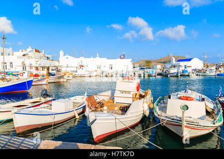 Traditionelle Fischerboote im Hafen von Naoussa, Insel Paros, Griechenland Stockfoto