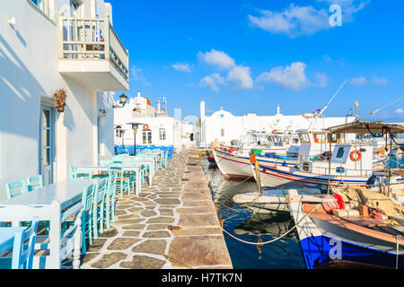 Taverna Tabellen und traditionelle Fischerboote im Hafen von Naoussa, Insel Paros, Griechenland Stockfoto