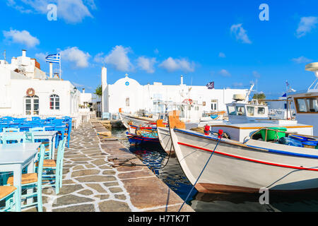 Traditionelle Fischerboote im Hafen von Naoussa, Insel Paros, Griechenland Stockfoto