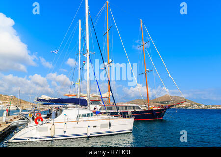 Katamaran und Yacht Boot ankern in Naoussa Hafen auf der Insel Paros, Griechenland Stockfoto