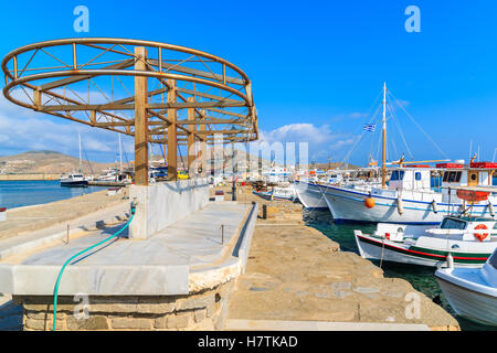 Station für Verkauf von Fisch und traditionelle Fischerboote im Hafen von Naoussa, Insel Paros, Griechenland Stockfoto