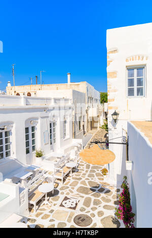 Wunderschöne griechische Architektur der Café und trinken Bar auf Straße von Naoussa Village, Insel Paros, Kykladen, Griechenland Stockfoto