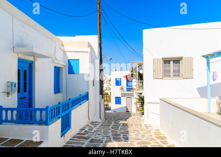 Gasse mit typisch weißen Häusern in Naoussa Stadt, Insel Paros, Griechenland Stockfoto
