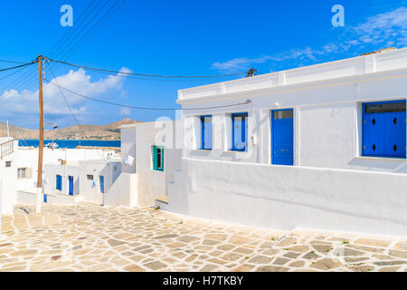 Straße mit typischen weißen Häuser in Naoussa Stadt, Insel Paros, Griechenland Stockfoto