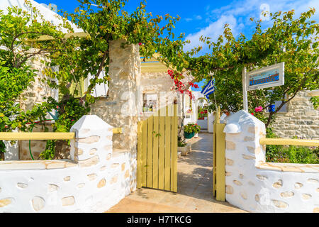 NAOUSSA Stadt, Insel PAROS - 20. Mai 2016: Eingangstor zum typischen griechischen Haus mit Wohnungen zur Miete in Naoussa Stadt, Insel Paros, Griechenland. Stockfoto