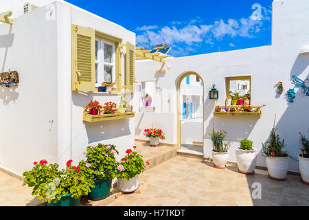 Eingangstor zum typischen griechischen Stil Wohnungen auf Straße in Naoussa Stadt auf der Insel Paros, Griechenland Stockfoto