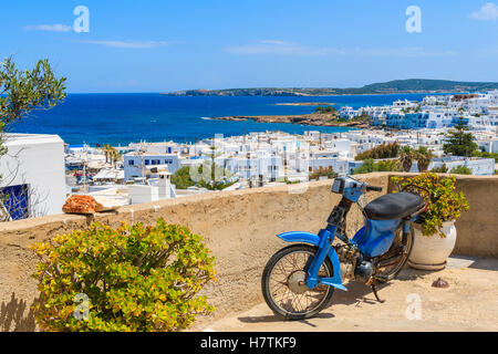 NAOUSSA Stadt, Insel PAROS - 20. Mai 2016: Vintage Roller parkten auf Straße in Naoussa Stadt auf der Insel Paros, Griechenland. Stockfoto