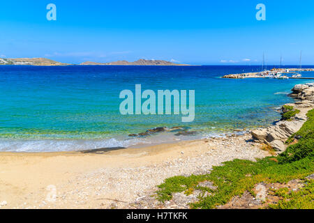 Ein Blick auf die wunderschöne Bucht mit Strand in Naoussa Village, Insel Paros, Kykladen, Griechenland Stockfoto