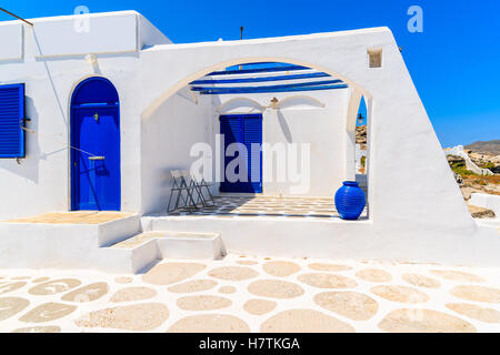 Traditionelles weißes Haus mit blauen Türen in Naoussa Stadt auf der Insel Paros, Griechenland Stockfoto