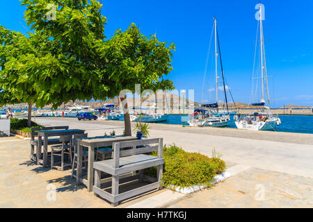 NAOUSSA VILLAGE, Insel PAROS - 20. Mai 2016: Bänke im Park in Naoussa Segeln Hafen auf der Insel Paros, Griechenland. Stockfoto