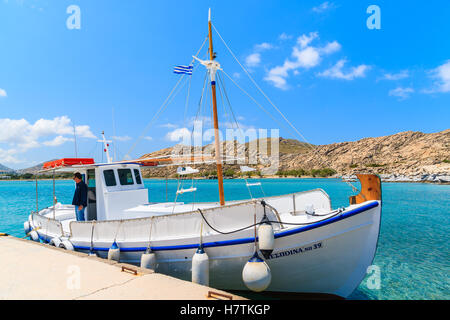 Insel PAROS, Griechenland - 20. Mai 2016: Fischer in typischen Fischerboot Liegeplatz im einsamen Meer Bucht auf der Insel Paros, Griechenland. Stockfoto