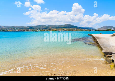 Blick auf den schönen Strand mit azurblauen Meerwasser auf der Insel Paros, Griechenland Stockfoto