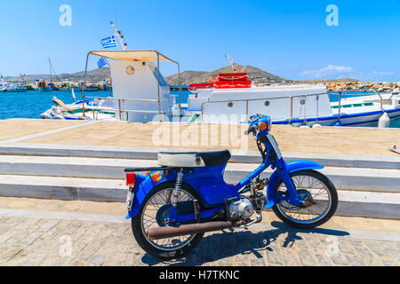 Insel PAROS, Griechenland - 20. Mai 2016: klassische blaue Roller Parken in Naoussa Hafen auf der Insel Paros, Griechenland. Stockfoto